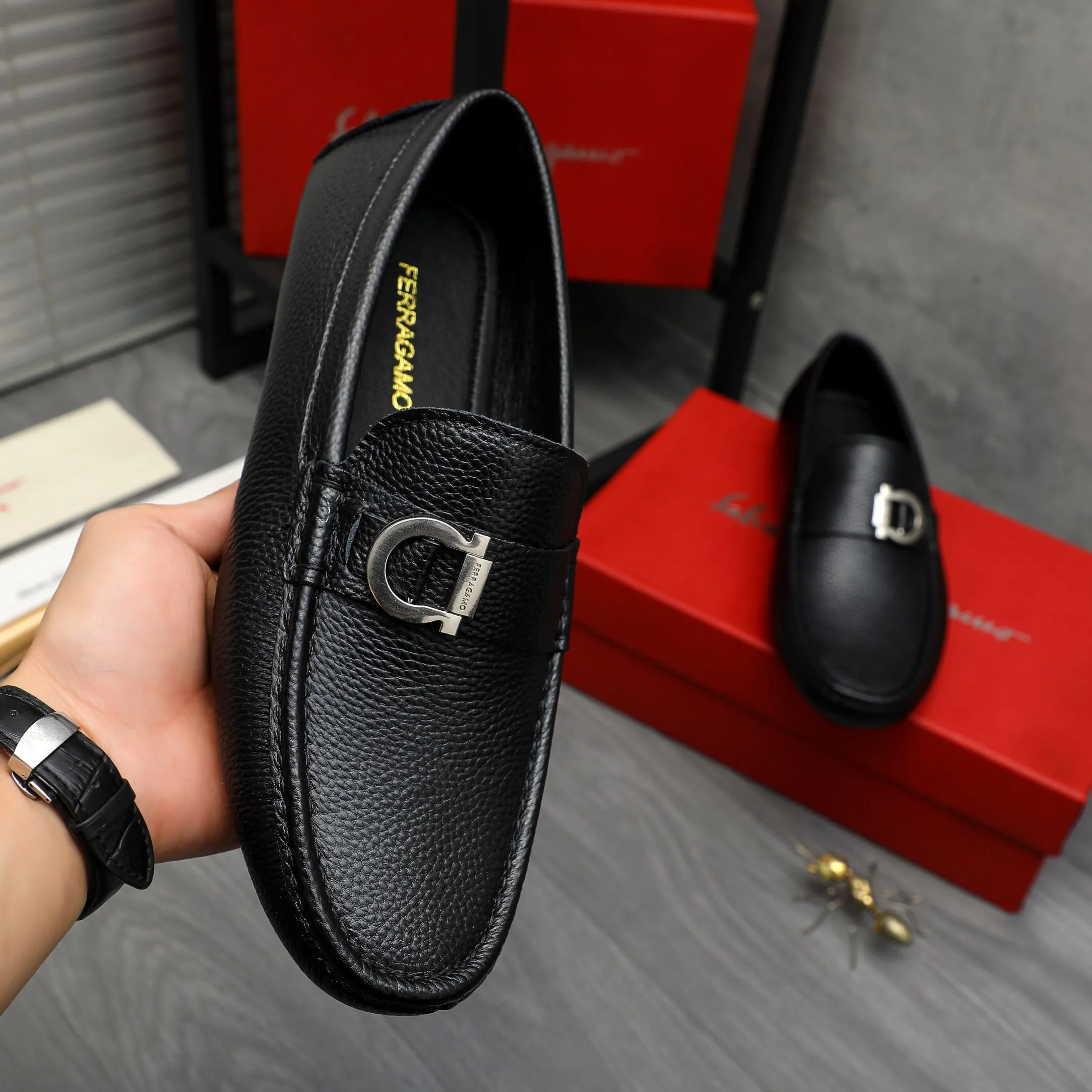 P420 Product trademark: Ferragamo [Ferragamo] Casual slip-on men's shoes Regular size: 38-44 Product material: Selected pebbled cowhide upper, sheepskin lining, original rubber outsole